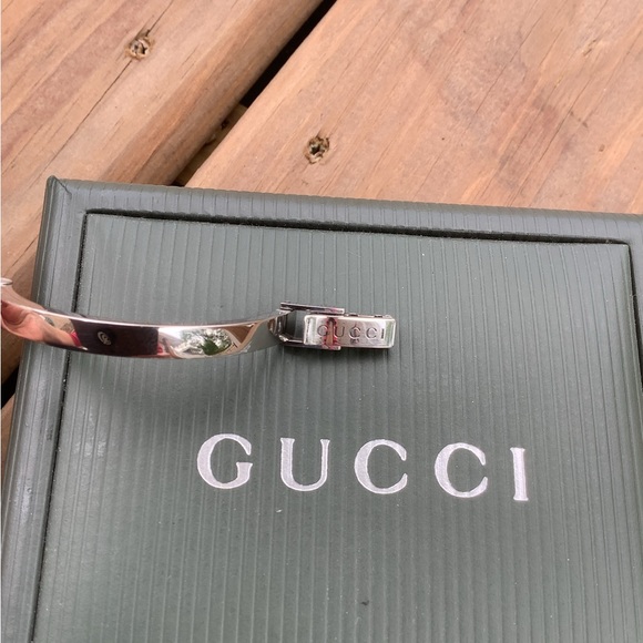 Ladies Gucci bangle watch ๐บ - Picture 12 of 13